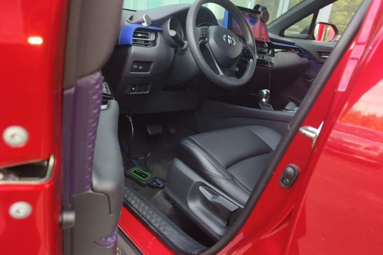 Used Toyota C-HR 2018 2.0L Leading with Sunroof China VI Standard Driver Seat
