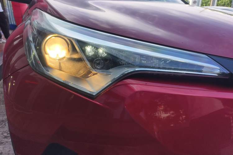 Used Toyota C-HR 2018 2.0L Leading with Sunroof China VI Standard Right Front Headlight