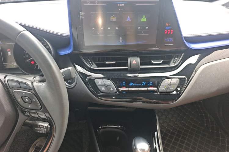 Used Toyota C-HR 2018 2.0L Luxury Sunroof Version China VI Standard Audio And AC Panel