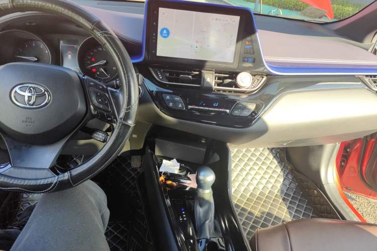 Used Toyota C-HR 2018 2.0L Luxury Sunroof Version China V Emission Standard Audio And AC Panel