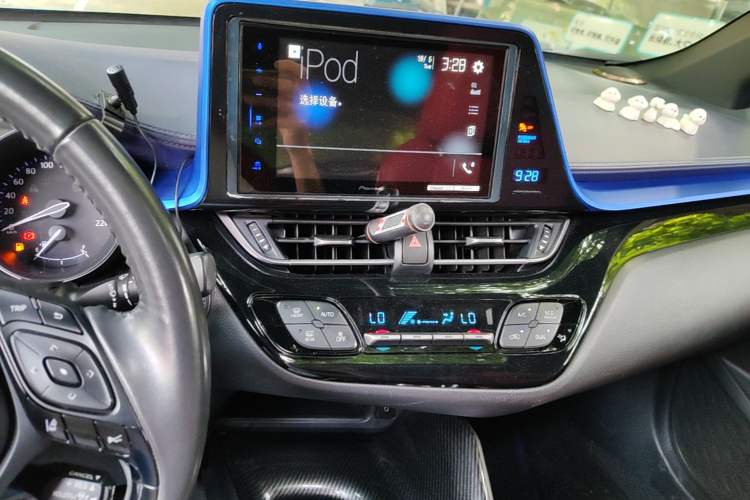 Used Toyota C-HR 2018 2.0L Luxury Sunroof Version China VI Standard Audio And AC Panel