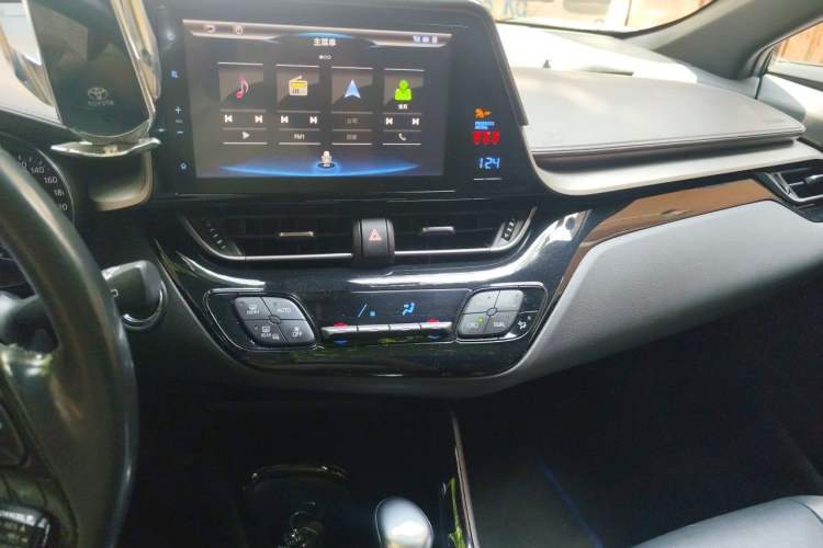 Used Toyota C-HR 2018 2.0L Flagship Sunroof Version China VI Standard Audio And AC Panel