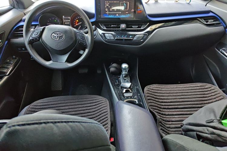 Used Toyota C-HR 2018 2.0L Leading with Sunroof China VI Standard Center Console