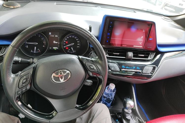 Used Toyota C-HR 2018 2.0L Luxury Sunroof Version China VI Standard Center Console