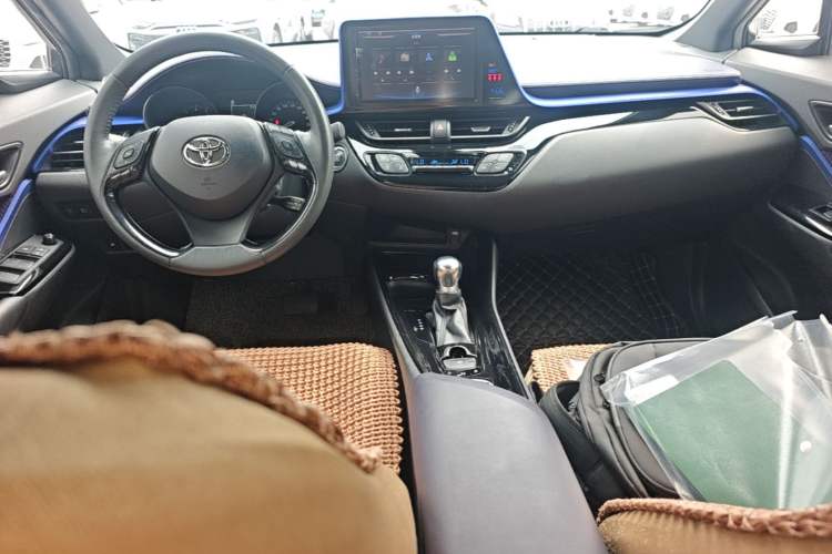 Used Toyota C-HR 2018 2.0L Luxury Sunroof Version China VI Standard Center Console
