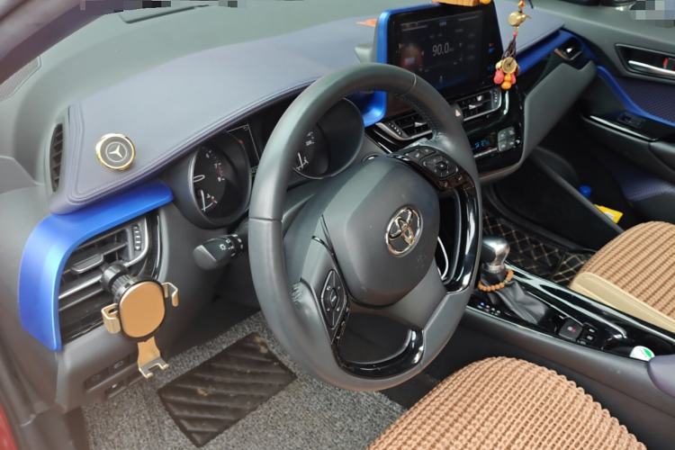 Used Toyota C-HR 2018 2.0L Luxury Sunroof Version China VI Standard Center Console