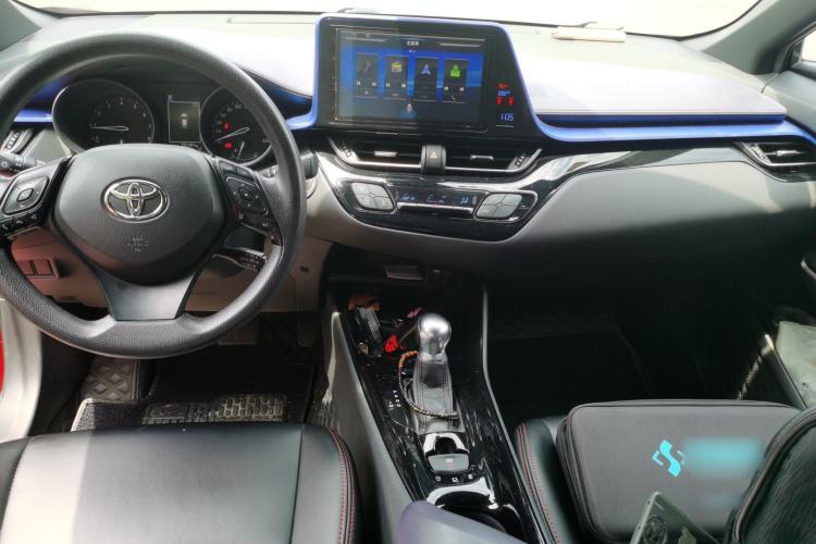 Used Toyota C-HR 2018 2.0L Leading with Sunroof China VI Standard Center Console