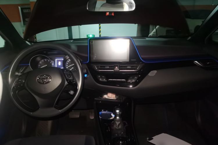 Used Toyota C-HR 2018 2.0L Luxury Sunroof Version China VI Standard Center Console