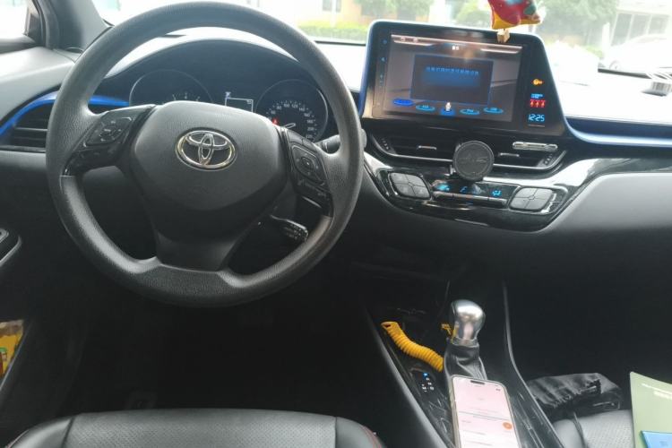 Used Toyota C-HR 2018 2.0L Coolway Leading Edition China V Standard Center Console