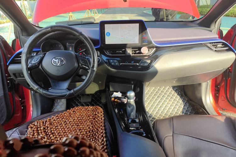 Used Toyota C-HR 2018 2.0L Luxury Sunroof Version China V Emission Standard Center Console
