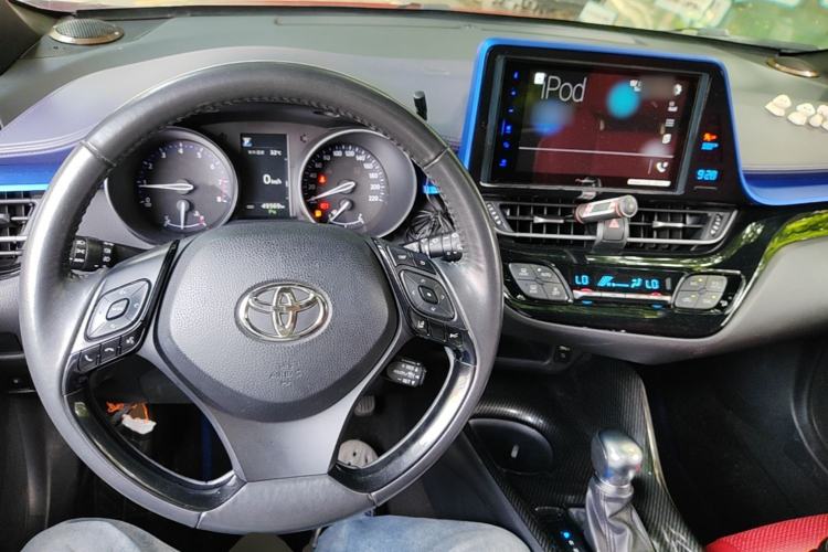 Used Toyota C-HR 2018 2.0L Luxury Sunroof Version China VI Standard Center Console