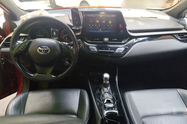 Used Toyota C-HR 2018 2.0L Flagship Sunroof Version China VI Standard Center Console