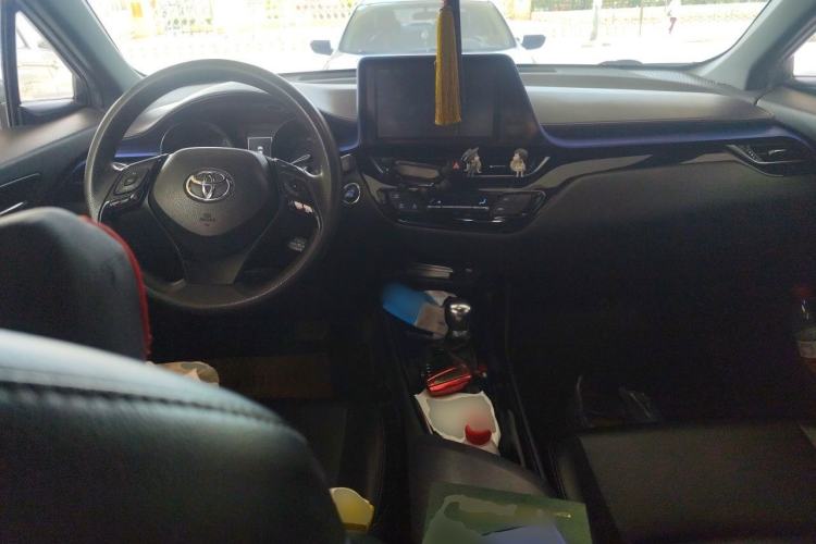 Used Toyota C-HR 2018 2.0L Leading with Sunroof China VI Standard Center Console