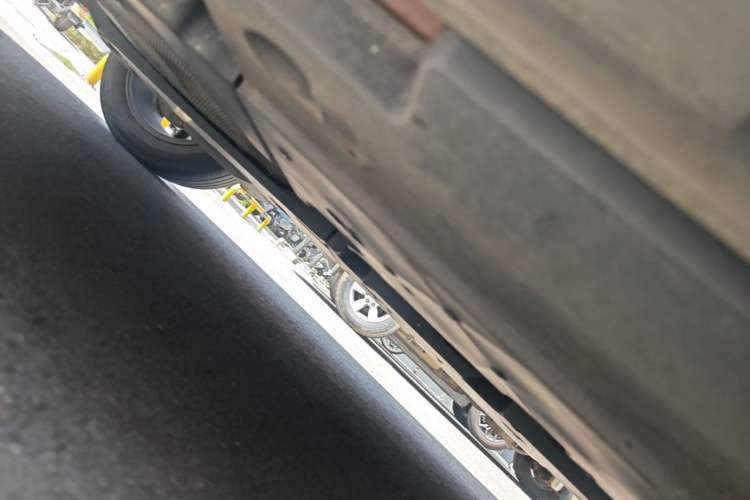 Used Toyota C-HR 2018 2.0L Leading with Sunroof China VI Standard Chassis Front Right