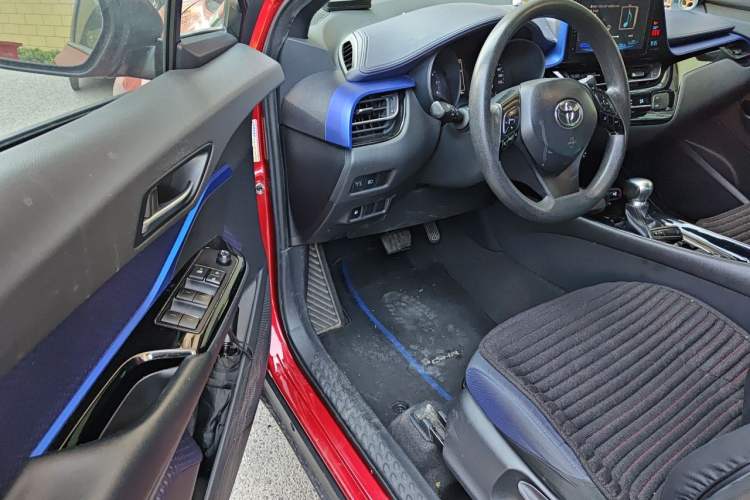 Used Toyota C-HR 2018 2.0L Leading with Sunroof China VI Standard Driver Seat