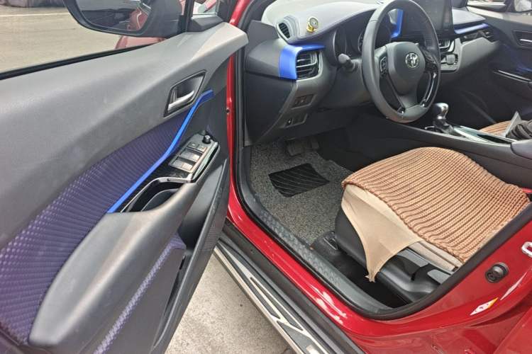 Used Toyota C-HR 2018 2.0L Luxury Sunroof Version China VI Standard Driver Seat