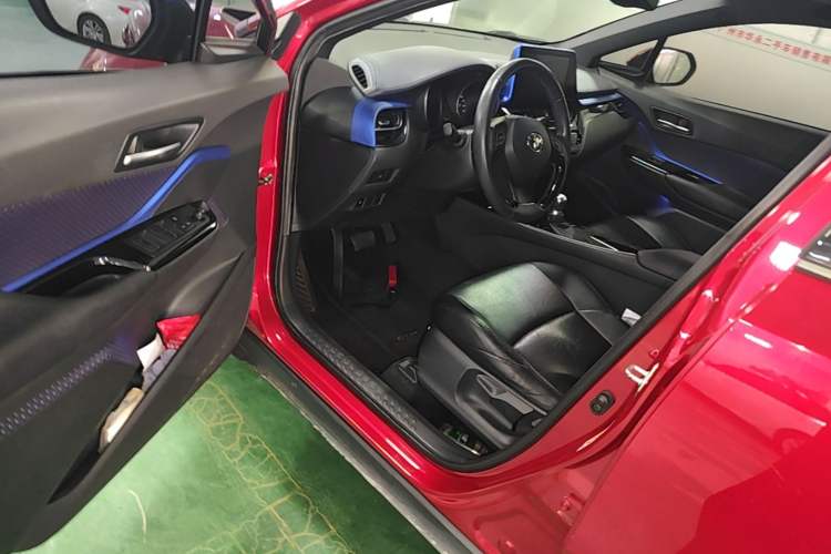 Used Toyota C-HR 2018 2.0L Luxury Edition China VI Standard Driver Seat