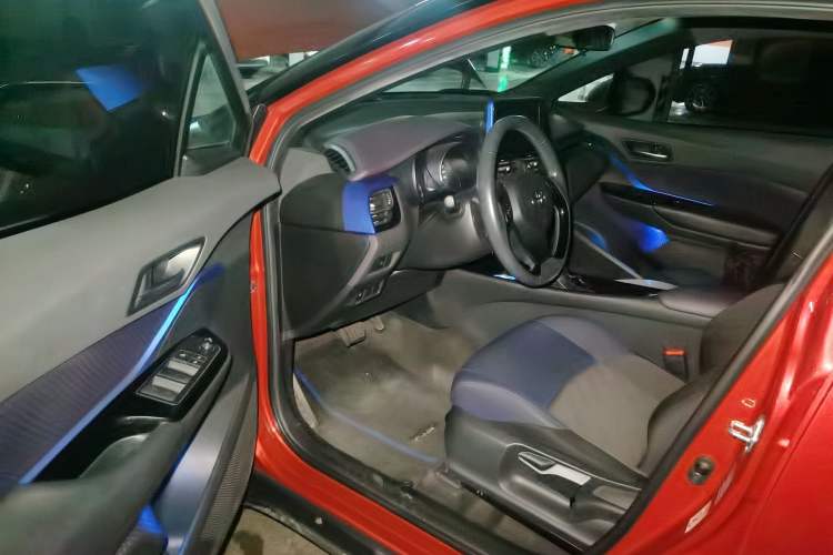 Used Toyota C-HR 2018 2.0L Luxury Sunroof Version China VI Standard Driver Seat