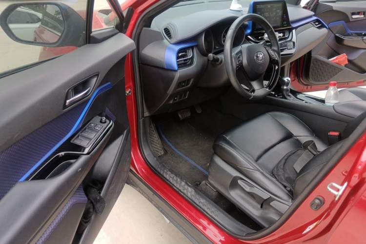 Used Toyota C-HR 2018 2.0L Luxury Sunroof Version China VI Standard Driver Seat