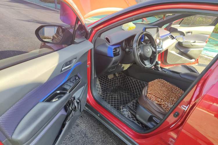 Used Toyota C-HR 2018 2.0L Luxury Sunroof Version China V Emission Standard Driver Seat