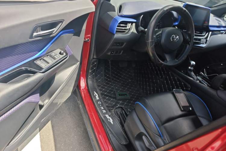 Used Toyota C-HR 2018 2.0L Leading with Sunroof China VI Standard Driver Seat