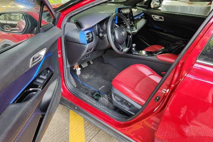 Used Toyota C-HR 2018 2.0L Luxury Sunroof Version China VI Standard Driver Seat