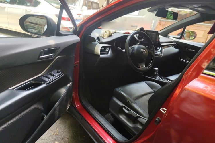 Used Toyota C-HR 2018 2.0L Flagship Sunroof Version China VI Standard Driver Seat