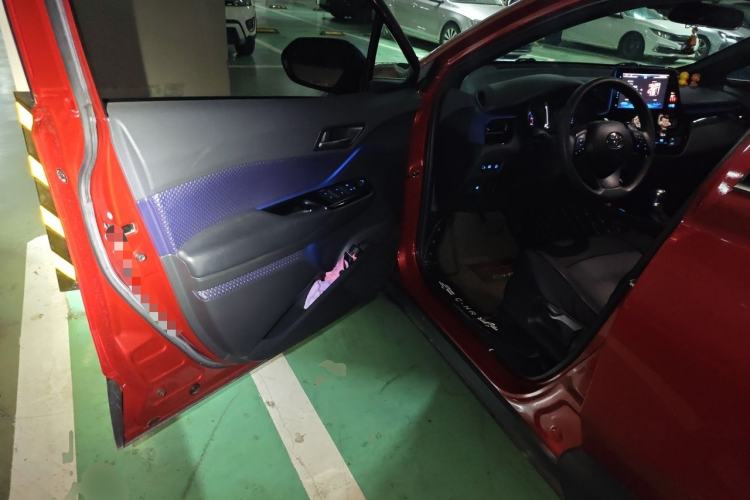 Used Toyota C-HR 2018 2.0L Leading with Sunroof China VI Standard Driver Seat