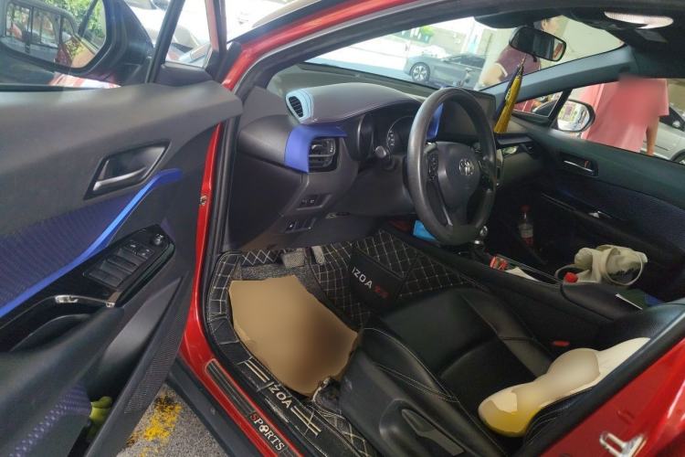 Used Toyota C-HR 2018 2.0L Leading with Sunroof China VI Standard Driver Seat