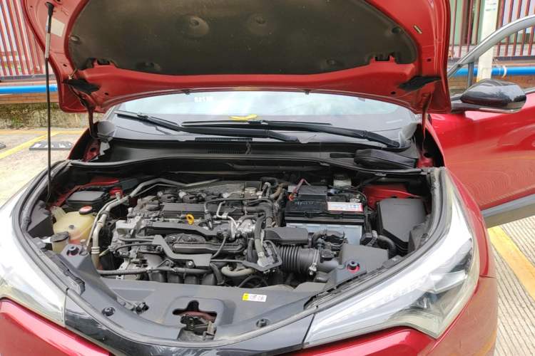 Used Toyota C-HR 2018 2.0L Luxury Sunroof Version China VI Standard Engine Bay