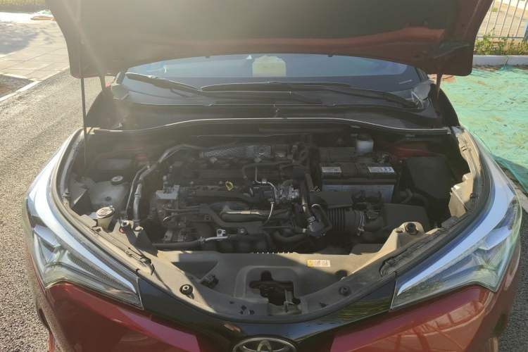 Used Toyota C-HR 2018 2.0L Luxury Sunroof Version China V Emission Standard Engine Bay