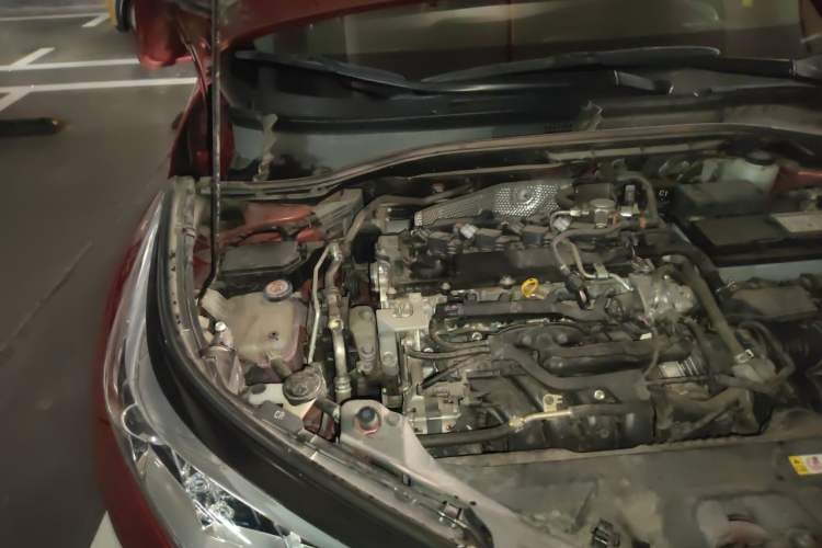 Used Toyota C-HR 2018 2.0L Leading with Sunroof China VI Standard Engine Bay Right
