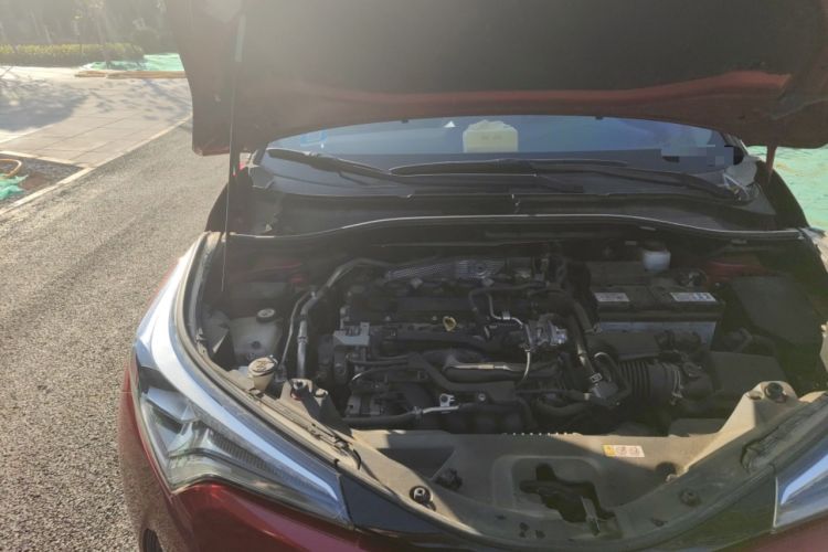 Used Toyota C-HR 2018 2.0L Luxury Sunroof Version China V Emission Standard Engine Bay Right
