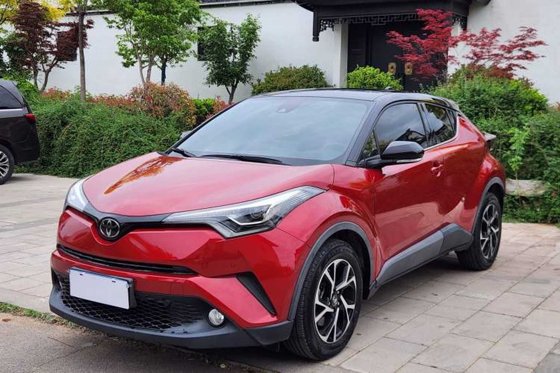 Used Toyota C-HR 2018 2.0L Luxury Sunroof Version China VI Standard Front Left 45 Deg