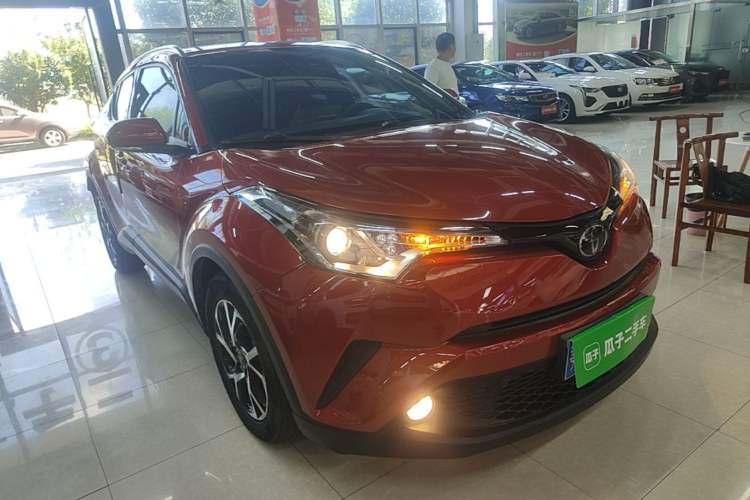 Used Toyota C-HR 2018 2.0L Leading Edition China V-standard Front Right 45 Deg