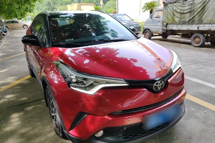 Used Toyota C-HR 2018 2.0L Luxury Sunroof Version China VI Standard Front Right 45 Deg