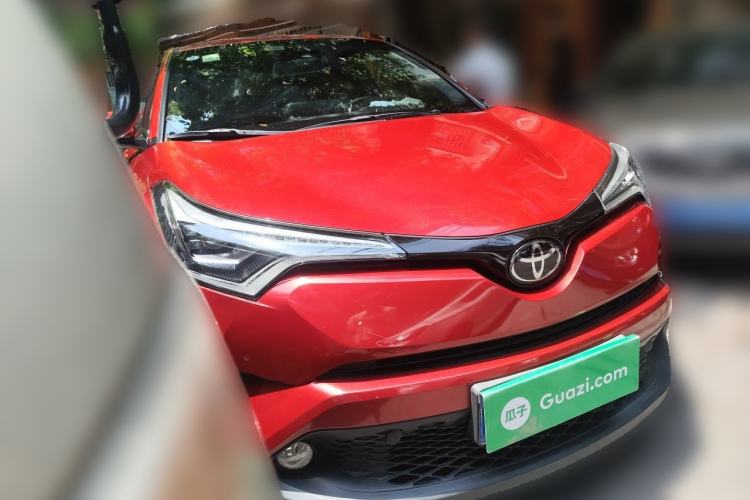 Used Toyota C-HR 2018 2.0L Flagship Sunroof Version China VI Standard Front Right 45 Deg