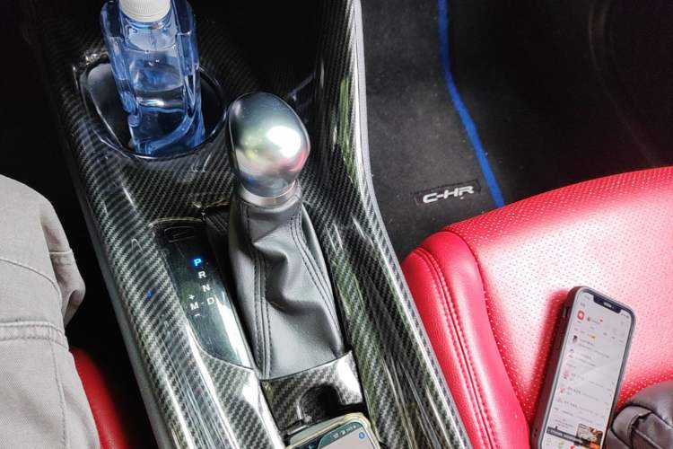 Used Toyota C-HR 2018 2.0L Luxury Sunroof Version China VI Standard Gear Lever