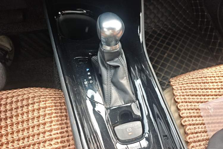 Used Toyota C-HR 2018 2.0L Luxury Sunroof Version China VI Standard Gear Lever