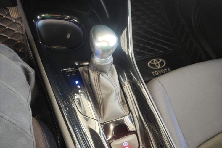 Used Toyota C-HR 2018 2.0L Luxury Sunroof Version China VI Standard Gear Lever