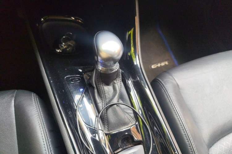 Used Toyota C-HR 2018 2.0L Flagship Sunroof Version China VI Standard Gear Lever