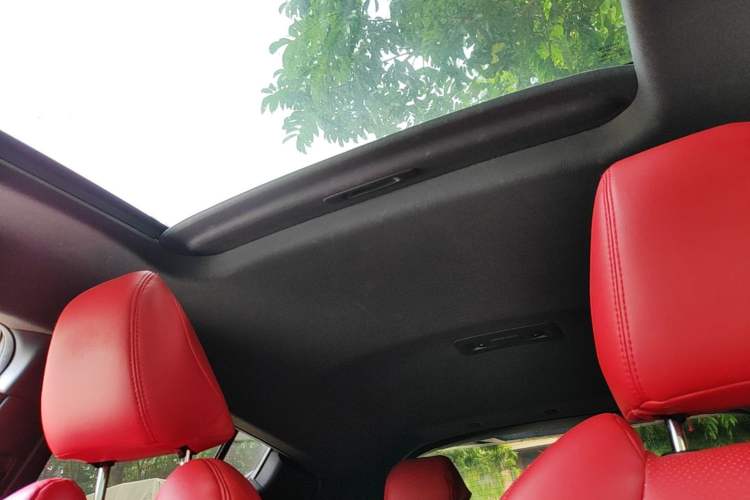 Used Toyota C-HR 2018 2.0L Luxury Sunroof Version China VI Standard Headliner