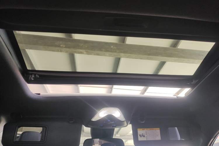 Used Toyota C-HR 2018 2.0L Luxury Sunroof Version China VI Standard Headliner