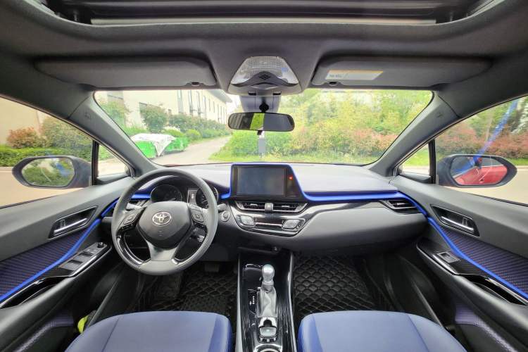 Used Toyota C-HR 2018 2.0L Luxury Sunroof Version China VI Standard Interior 3