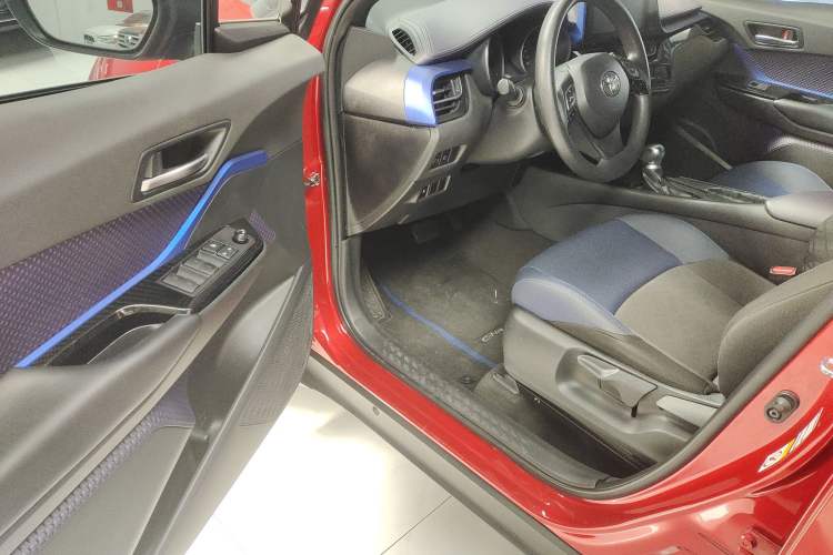 Used Toyota C-HR 2018 2.0L Leading Edition China VI Interior 3