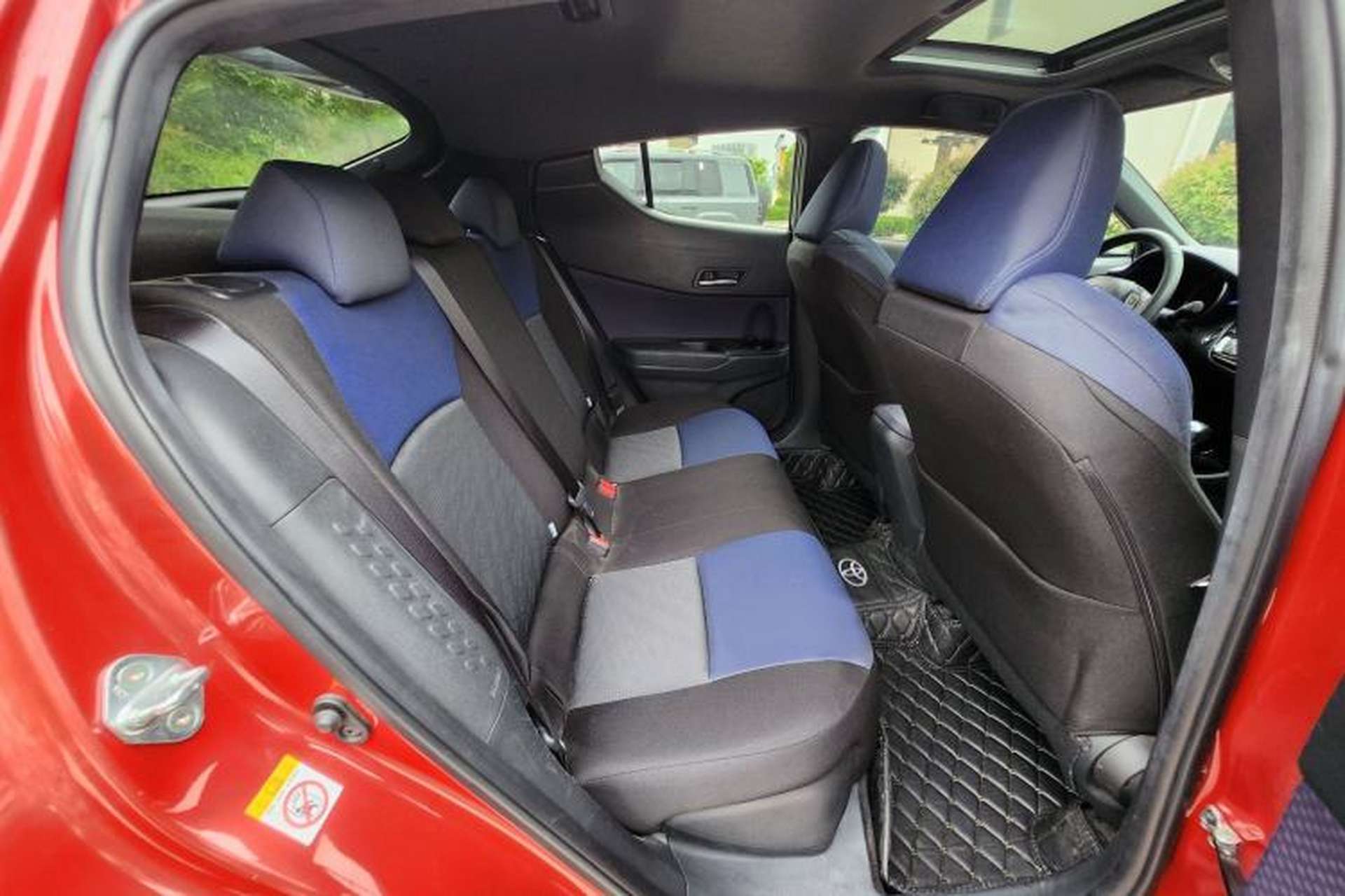 Used Toyota C-HR 2018 2.0L Luxury Sunroof Version China VI Standard Interior 4