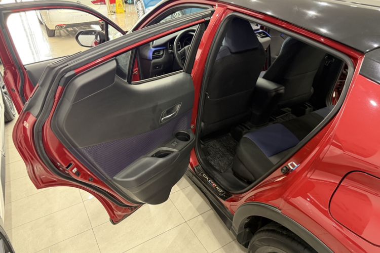 Used Toyota C-HR 2018 2.0L Luxury Edition China V Standard Interior 5