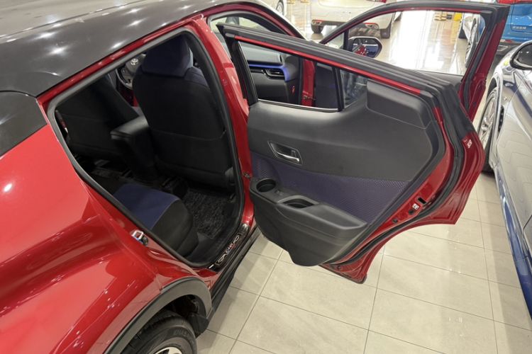 Used Toyota C-HR 2018 2.0L Luxury Edition China V Standard Interior 7