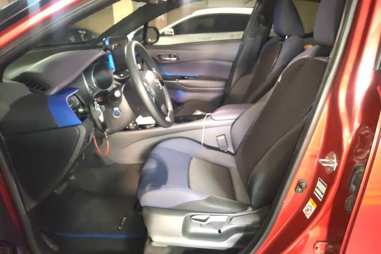 Used Toyota C-HR 2018 2.0L Leading with Sunroof China VI Standard Left Front Seat