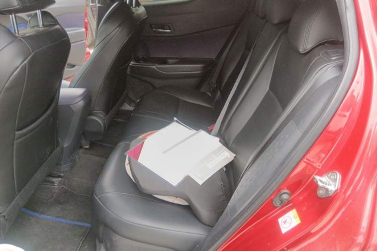 Used Toyota C-HR 2018 2.0L Luxury Sunroof Version China VI Standard Left Rear Seat